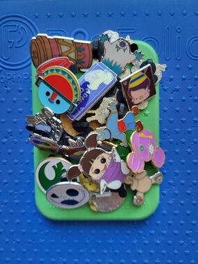 DISNEY PINS PinFolio Bundle, Star Wars, Pixar, Frozen